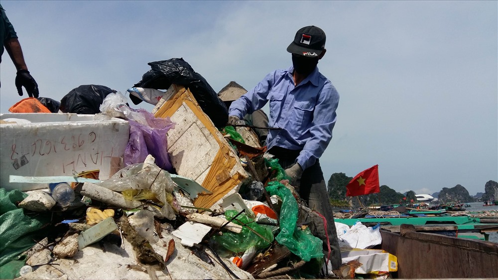 Vớt không kịp vì rác quá nhiều. Ảnh: Nguyễn Hùng