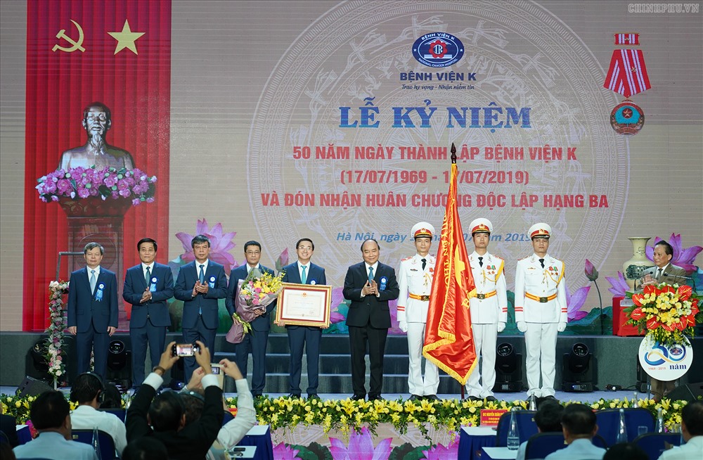 Thủ tướng trao Huân chương Độc lập hạng Ba cho Bệnh viện K. Ảnh: VGP/Quang Hiếu