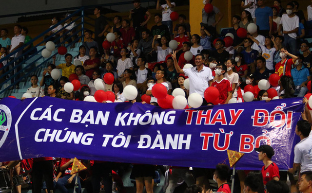 Cổ động viên HAGL đeo khẩu trang không cổ vũ đội nhà cùng dòng chữ “Các bạn không thay đổi, chúng tôi sẽ từ bỏ”. Ảnh: Soha.vn