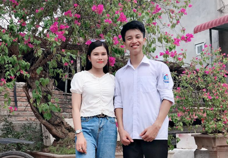 Bùi Văn Long (trái) được nhiều người đến chúc mừng, động viên. Ảnh: TH
