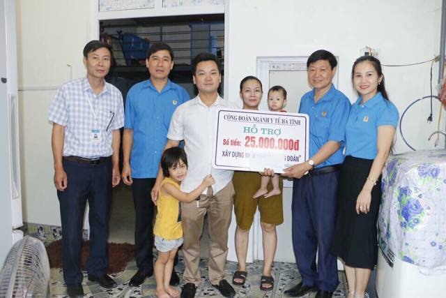 Công đoàn ngành Y tế Hà Tĩnh hỗ trợ làm nhà cho anh Đoài. Ảnh: BT