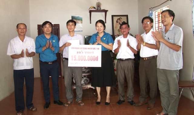 LĐLĐ huyện Đức Thọ hỗ trợ làm nhà mái ấm công đoàn. Ảnh: ĐT