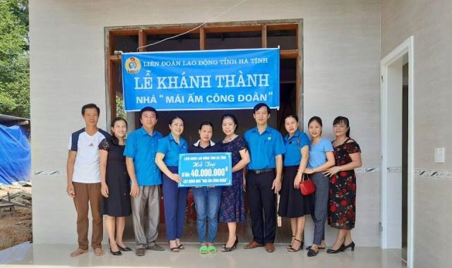 LĐLĐ Hà Tĩnh hỗ trợ làm nhà Mái ấm công đoàn. Ảnh: HK