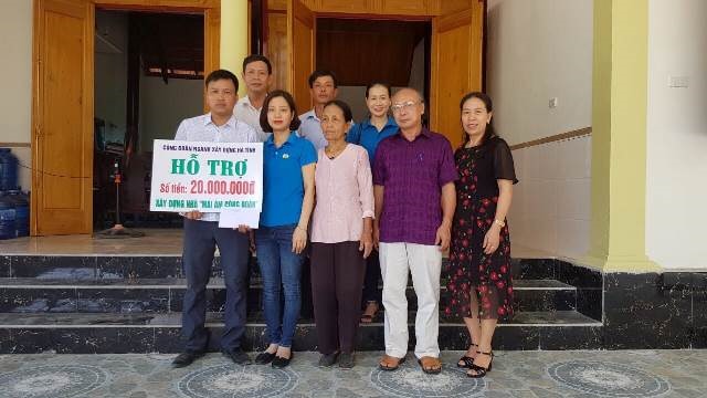 Công đoàn ngành Xây dựng Hà Tĩnh hỗ trợ làm nhà Mái ấm công đoàn. Ảnh: XD