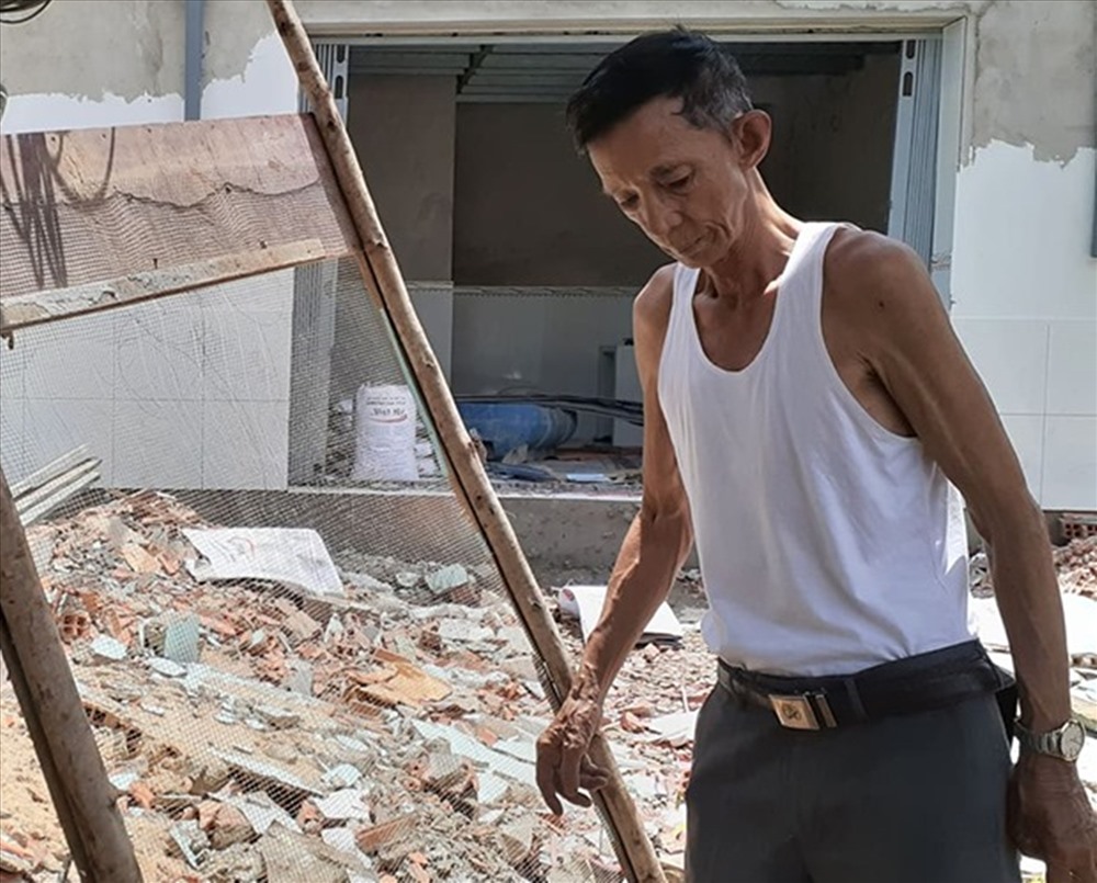 Một số hộ dân thuộc dự án nâng cấp, mở rộng đường Đặng Thúc Vịnh đã chủ động tháo dỡ công trình xây dựng, ảnh: Kim Đồng