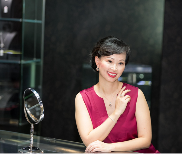 Shark Linh xuất hiện trong bộ đầm sắc hồng tím sang trọng, đeo trọn bộ nữ trang kim cương bông tai, lắc tay, nhẫn và dây cổ. Ảnh: Doji
