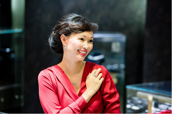 Nữ doanh nhân cho biết, đây là BST mà cô thấy rất ấn tượng, mang xu hướng thiết kế trang sức mới nhất trên thế giới, được nhiều ngôi sao nổi tiếng ưa chuộng.