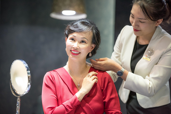 Nữ CEO cũng gửi lời chúc mừng sinh nhật DOJI vượt qua chặng đường 25 năm đạt được nhiều thành tựu. Cô chia sẻ, với kinh nghiệm là một nhà đầu tư, đồng thời cũng là một doanh nhân khởi nghiệp, để khởi đầu một doanh nghiệp thành công đòi hỏi người doanh nhân cần có rất nhiều đam mê và cống hiến, để có thể tồn tại và phát triển qua nhiều thập kỷ, doanh nghiệp nhất thiết phải duy trì chất lượng và đổi mới liên tục.