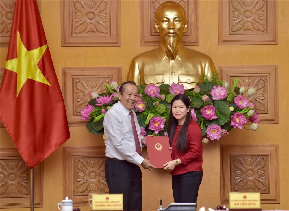 Phó Thủ tướng Thường trực Chính phủ Trương Hòa Bình trao quyết định cho tân Phó Chủ nhiệm Văn phòng Chính phủ Mai Thị Thu Vân. Ảnh: VGP/Nhật Bắc