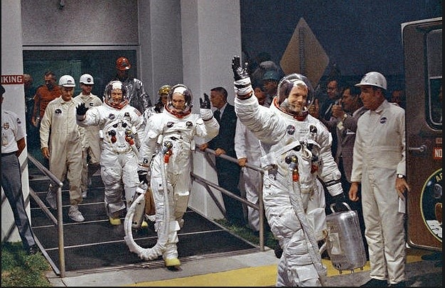 NgÃ y 16.7.1969, Neil Armstrong dáº«n Äáº§u ÄoÃ n tá»i tÃªn lá»­a Äá» phÃ³ng lÃªn Máº·t trÄng táº¡i Trung tÃ¢m vÅ© trá»¥ Kennedy á» Florida. áº¢nh: NASA