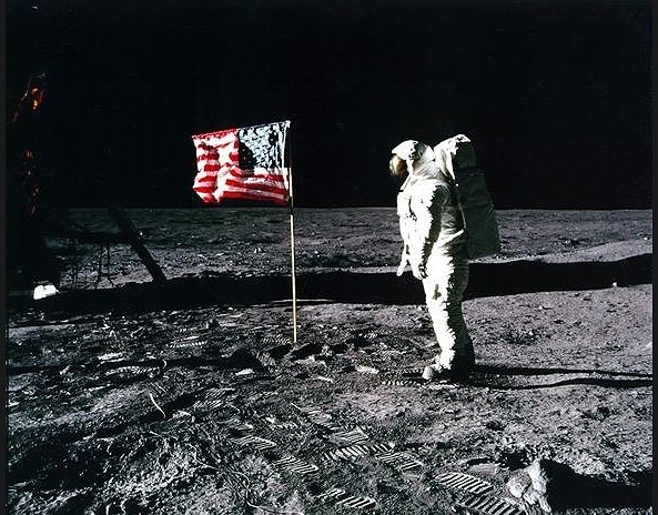 Neil Armstrong cáº¯m lÃ¡ cá» Má»¹ lÃªn bá» máº·t Máº·t TrÄng. áº¢nh: NASA.