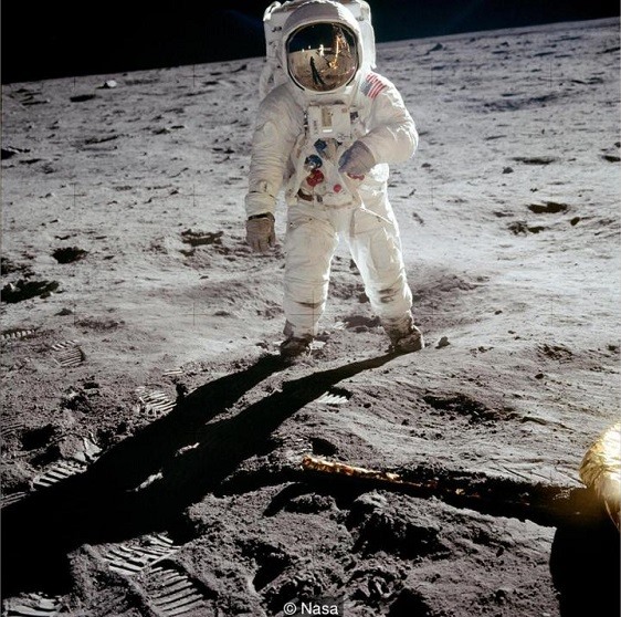 Armstrong chá»¥p áº£nh Aldrin, bÃ³ng cá»§a hai ngÆ°á»i in hÃ¬nh trÃªn táº¥m kÃ­nh mÅ© vÅ© trá»¥.