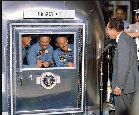 VÃ o lÃºc 11h49 ngÃ y 24.7.1969, tÃ u Apollo 11 cÃ¹ng ba phi hÃ nh gia háº¡ cÃ¡nh an toÃ n xuá»ng ThÃ¡i BÃ¬nh DÆ°Æ¡ng. Tá»ng thá»ng Má»¹ Richard M. Nixon ÄÃ­ch thÃ¢n chÃ o ÄÃ³n cÃ¡c phi hÃ nh gia tÃ u Apollo 11 trá» vá».