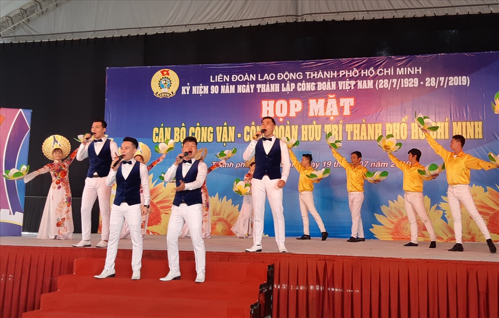 Chương trình văn nghệ kỷ niệm tại buổi gặp mặt. Ảnh Nam Dương