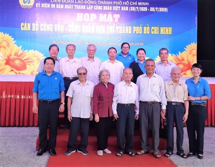 Lãnh đạo LĐLĐ TPHCM qua các thời kỳ chụp ảnh lưu niệm. Ảnh Nam Dương