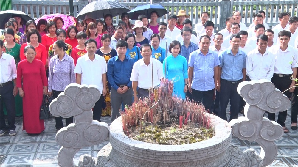 Đoàn đại biểu dâng hương báo công trước lăng mộ đồng chí Nguyễn Đức Cảnh. Ảnh: B.Mạnh