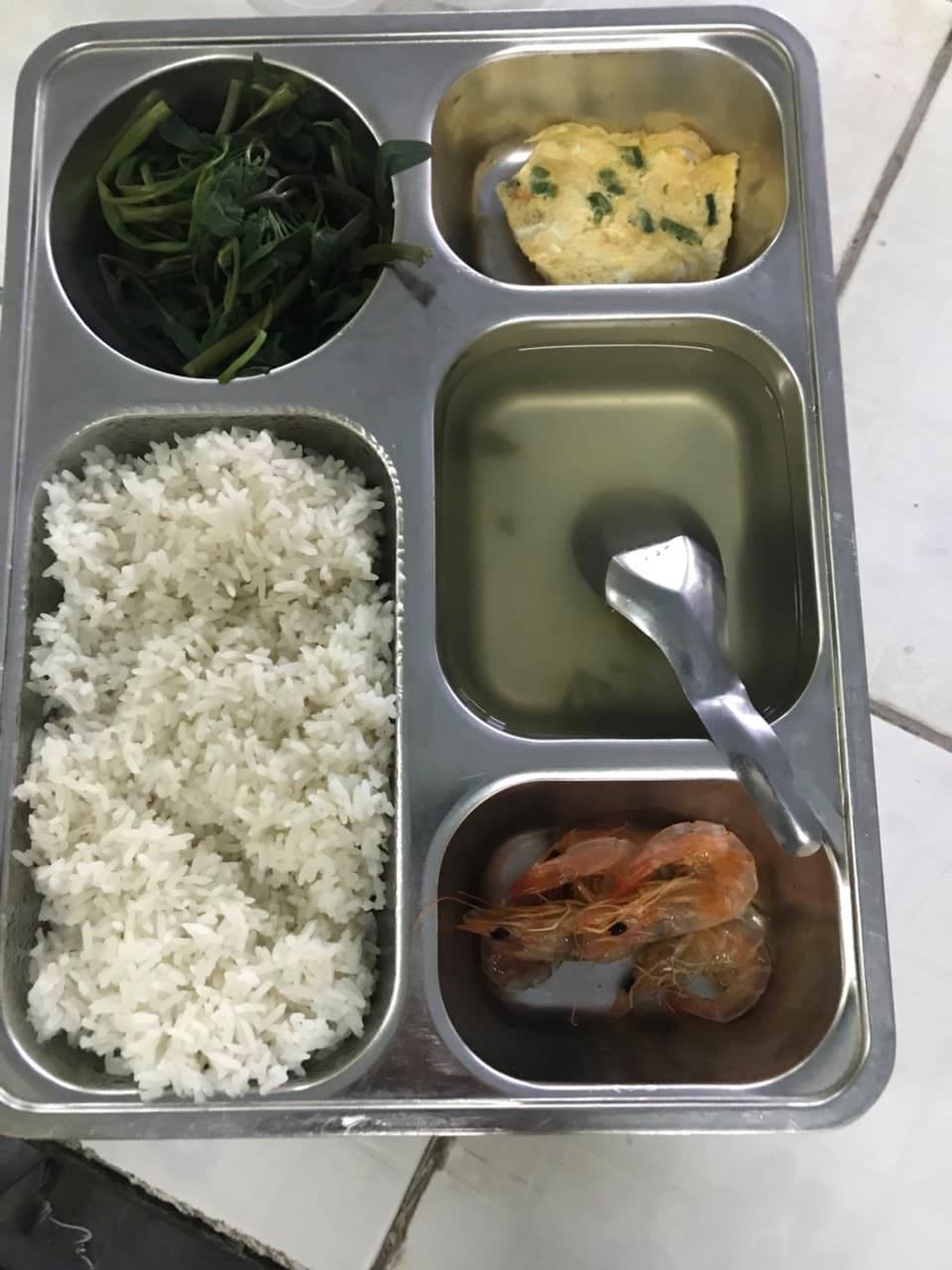 Bữa ăn trưa của công nhân Công ty xi măng Phúc Sơn. Ảnh: An Bình.