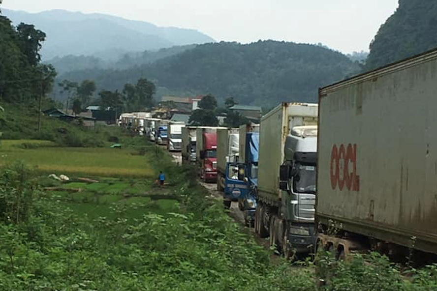 Hàng trăm xe container ùn tắc kéo dài nhiều km trên đường vào cửa khẩu Lý Vạn. Ảnh: BĐCC.