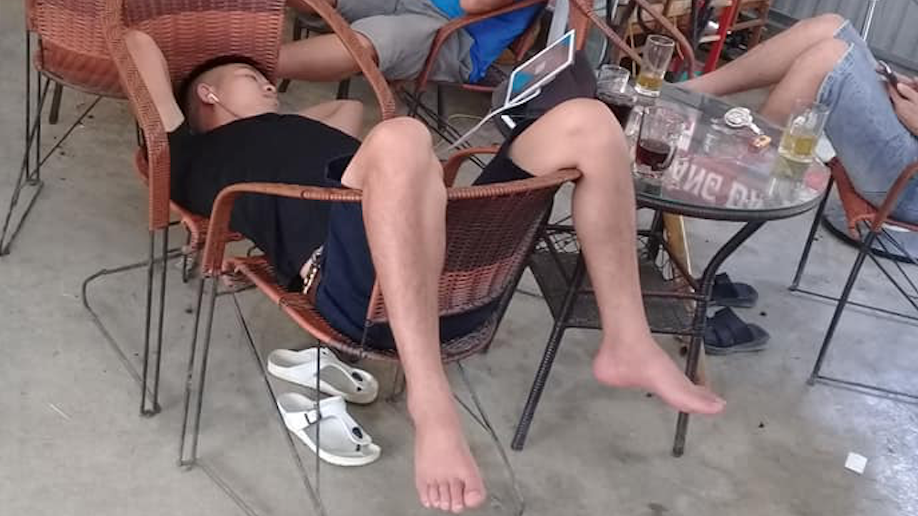 Muôn vàn kiểu chợp mắt của cánh lái xe vùng biên. Ảnh: BĐCC.