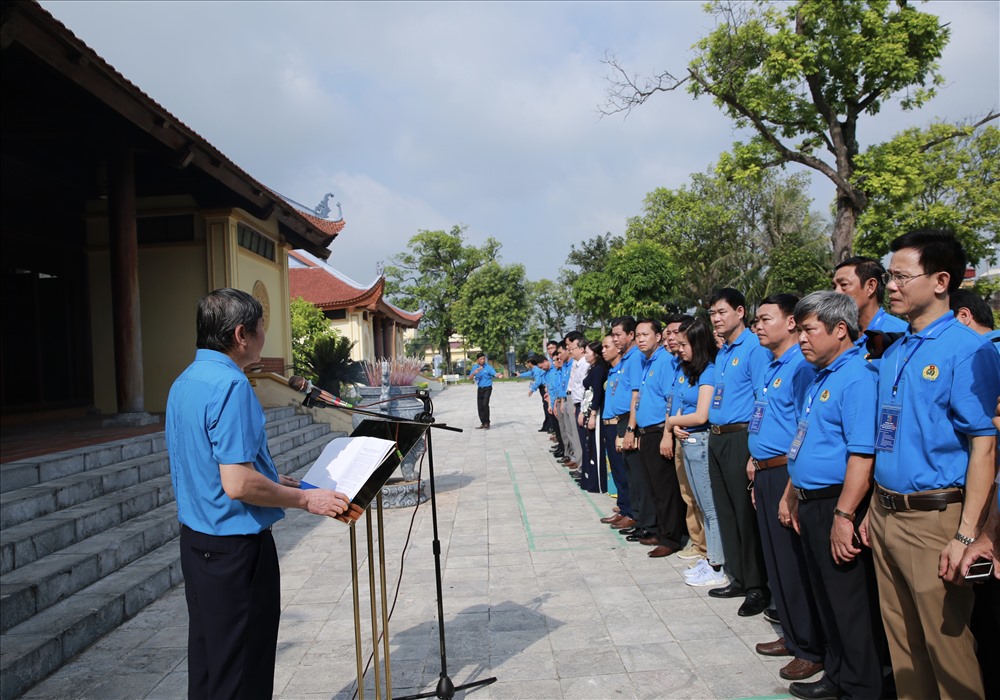 Các đại biểu báo công với đồng chí Nguyễn Văn Linh. Ảnh: H.N