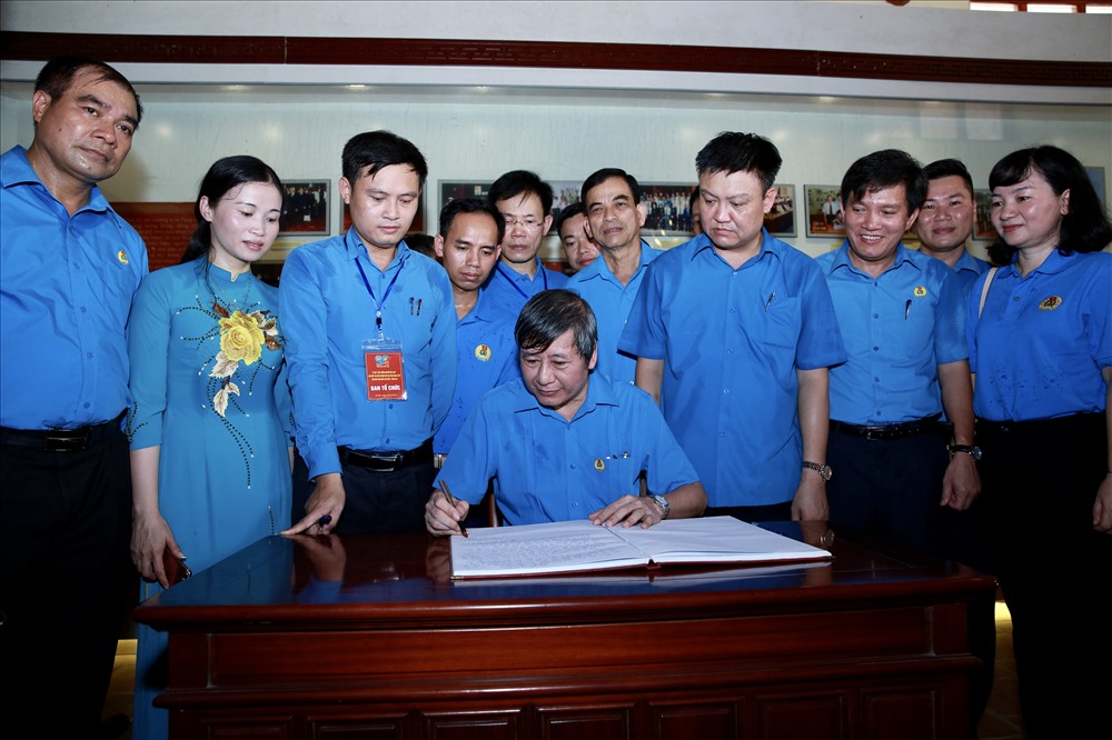 Đồng chí Trần Thanh Hải viết lưu bút tại sổ lưu niệm tại Nhà tưởng niệm đồng chí Nguyễn Văn Linh. Ảnh: H.N