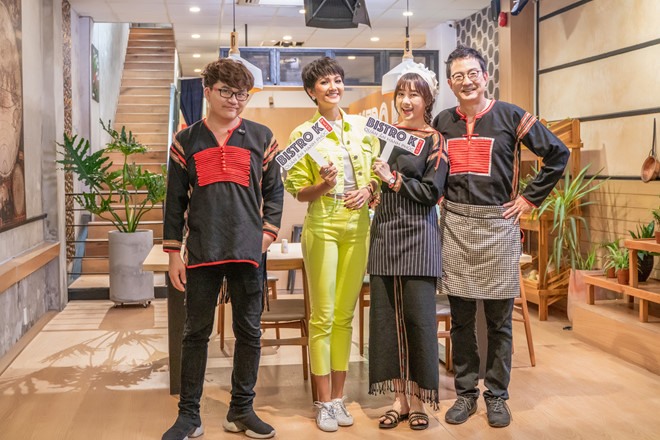 Hoa hậu H'Hen Niê cảm động khi mọi người mặc trang phục E- đê để đón tiếp cô. Ảnh: K-Bistro.