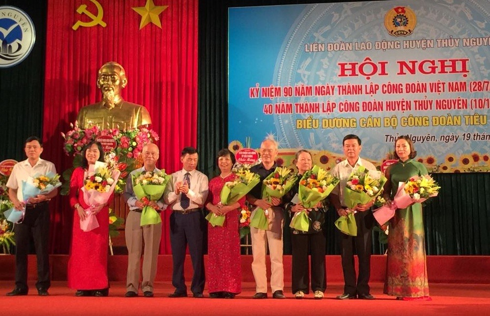 Tặng hoa các đồng chí nguyên là lãnh đạo LĐLĐ huyện Thủy Nguyên qua các thời kỳ