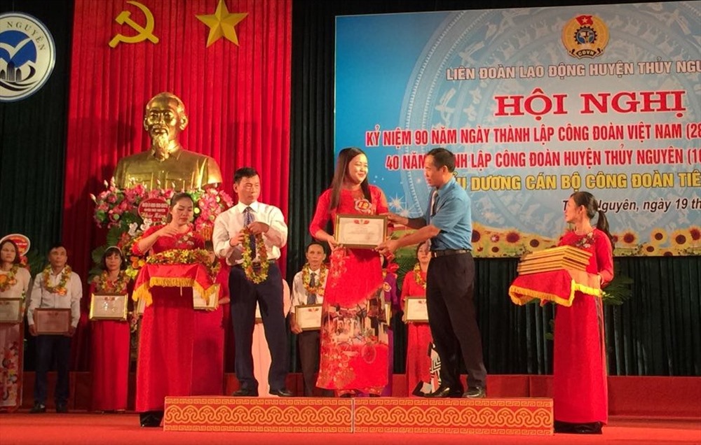 Phó Bí thư Huyện ủy Đỗ Tiến Lợi và Chủ tịch LĐLĐ huyện Thủy Nguyên Nguyễn Văn Quang biểu dương các Chủ tịch Công đoàn tiêu biểu