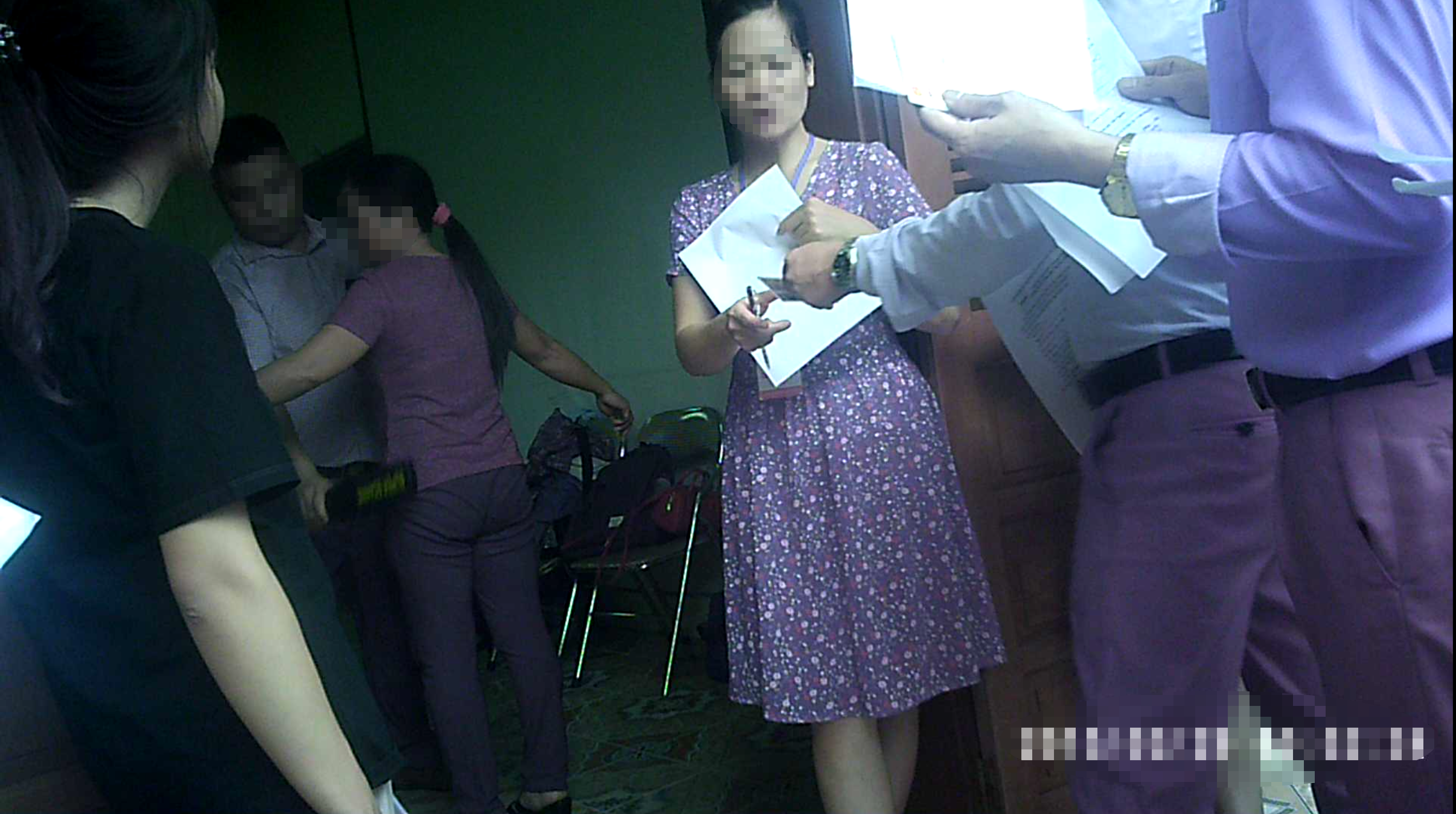 Vòng kiểm tra an ninh gắt gao đảm bảo không có thiết bị ghi âm, ghi hình được mang vào.