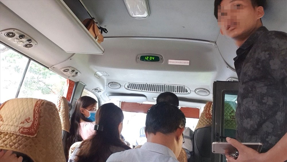 “Cò” Nam (đứng) trao đổi với thí sinh trước khi đến điểm thi.