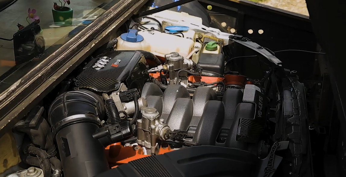 Và được gắn động cơ xăng bên trong. Ảnh: Car Throttle