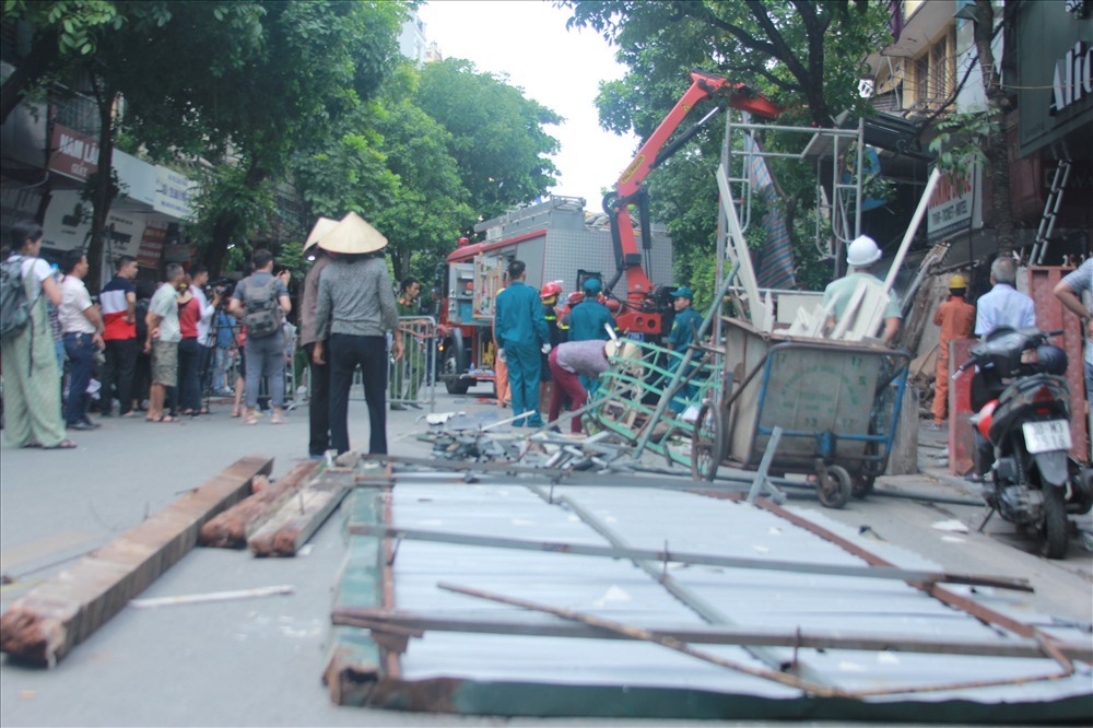 Nhiều tấm biển quảng cáo của ngôi nhà này đã bị bung ra. Ảnh: Phạm Đông - Trần Vương
