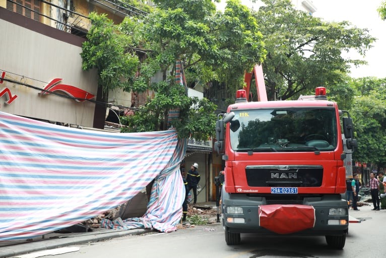 Khu vực sập được vây kín.
