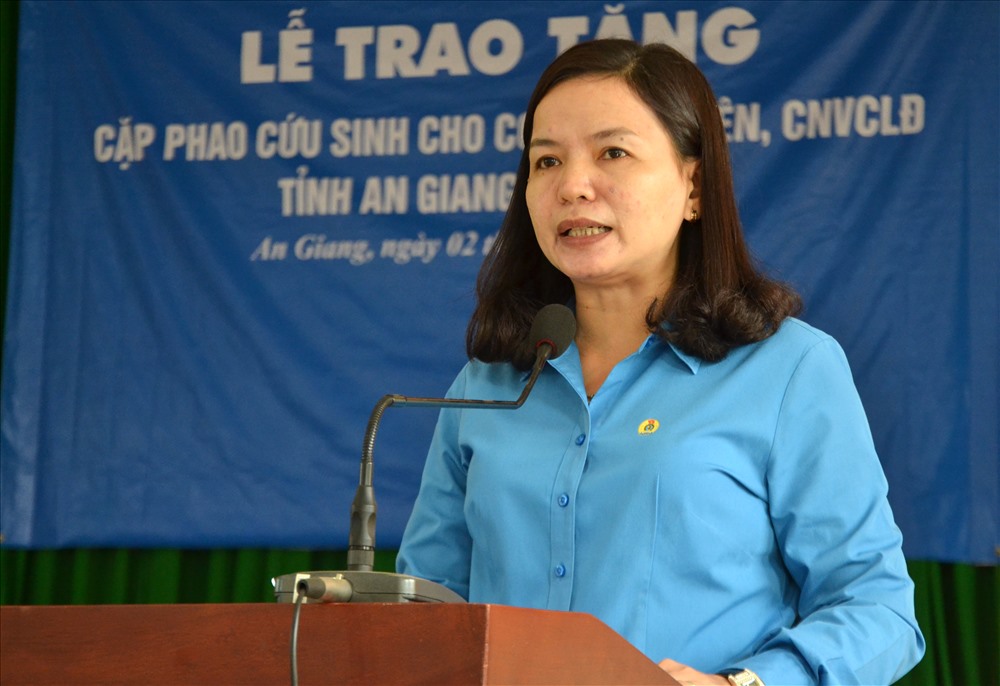 Phó Chủ tịch LĐLĐ An Giang Phan Thị Diễm phát biểu tri ân nhà tài trợ và kêu gọi các cháu học sinh nỗ lực học tập. Ảnh: Lục Tùng