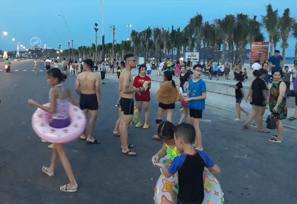 Du khách chờ xe điện, nhưng lượng xe điện hiện rất ít. Ảnh: N.H