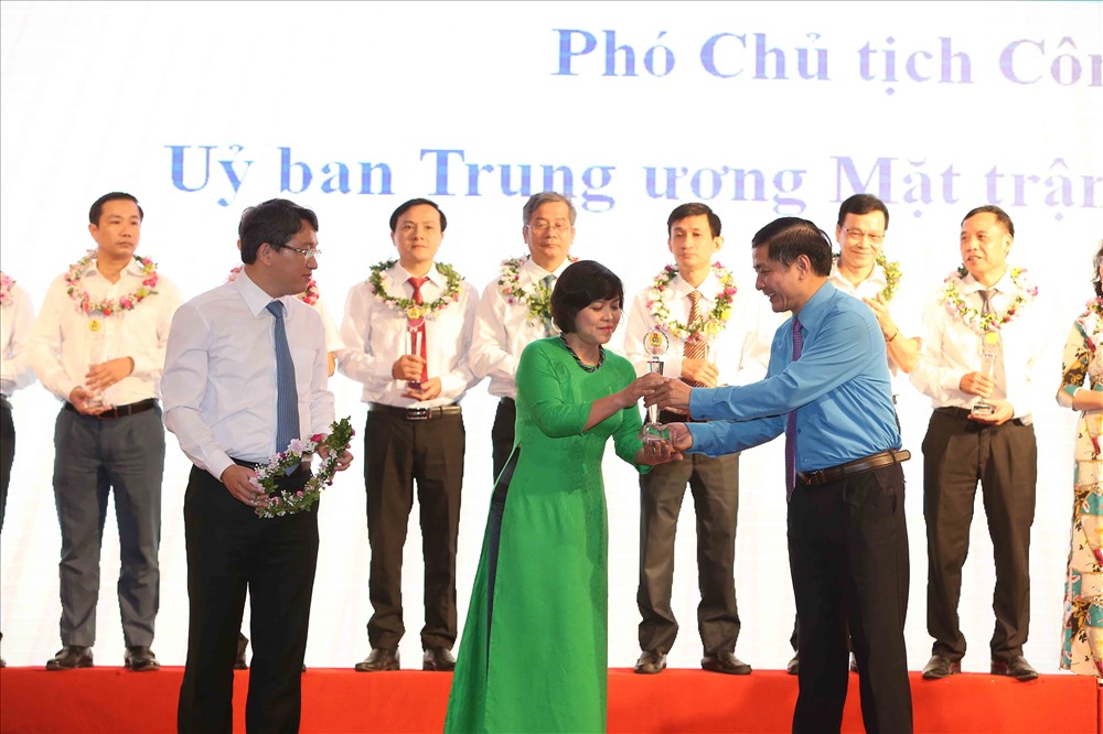 Đồng chí Bùi Văn Cường - Uỷ viên Ban Chấp hành Trung ương Đảng, Chủ tịch tổng Liên đoàn Lao động Việt Nam và đồng chí Nguyễn Hải Ninh - Phó Chánh Văn phòng Trung ương Đảng trao hoa và biểu trưng cho cán bộ tiêu biểu. Ảnh: Đ.P