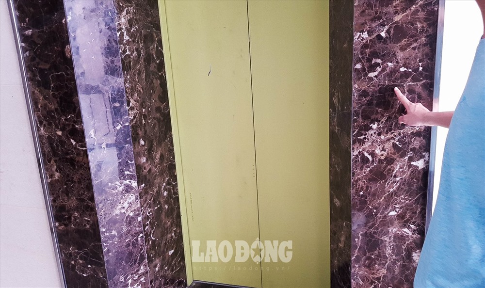 “Như vậy, khi có hỏa hoạn mà gặp sự cố trong thang máy, đơn vị cứu hộ sẽ phải sử dụng phương án quay tay để đưa thang về đến vị trí có cửa. Tuy nhiên đơn vị cứu đã rất lúng túng và không thể cứu hộ được nhanh chóng khi được công an kiểm tra“, bà Dung nói.