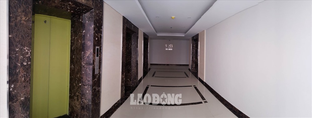 Bà Dung, cư dân tòa nhà N01 T5 bức xúc: “Khi chúng tôi nhận nhà, thang máy đã bị thay đổi tất cả so với thiết kế ban đầu. CĐT đã bịt kín tất cả thang máy từ tầng 1 đến tầng 5 và bịt ba thang từ tầng 21 đến tầng 35“.