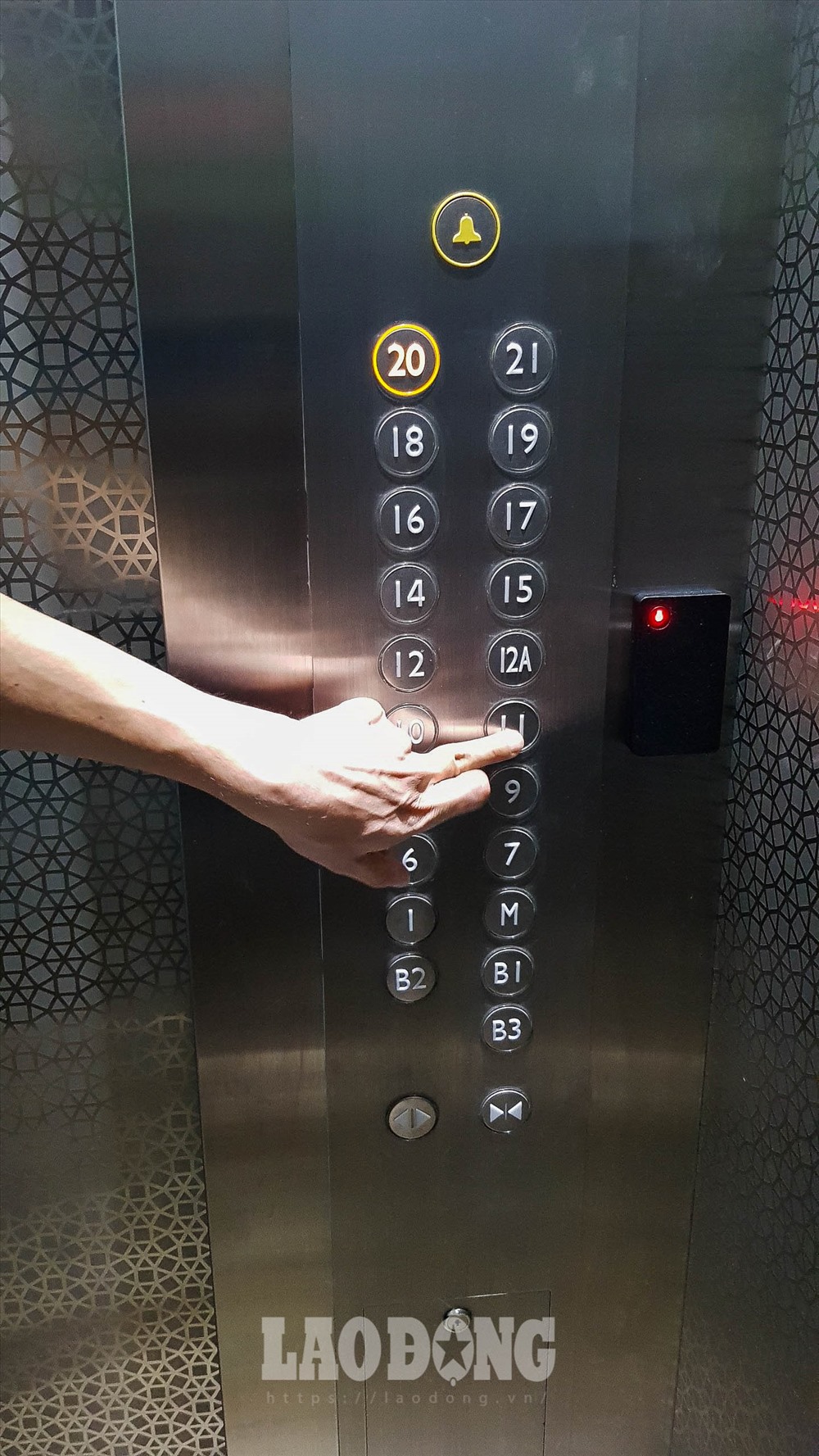 Chị Dương Thị Hoàng Yến - cư dân từng bị kẹt trong thang máy tòa nhà nói: “Tôi là người đã bị kẹt ở thang máy này. Tôi chưa từng gặp tình cảnh tương tự nên vô cùng hoảng sợ. Không nhận được sự giúp đỡ từ bên ngoài nên chúng tôi phải tự cạy cửa để thoát thân. Khi chúng tôi ra được thì thang đang ở tầng 9. 40 phút để cứu nạn thành công, tôi xin đặt câu hỏi trong tình trạng hỏa hoạn, tính mạng cư dân sẽ ra sao? Tôi mong CĐT khôi phục nguyên trạng thiết kế ban đầu“.