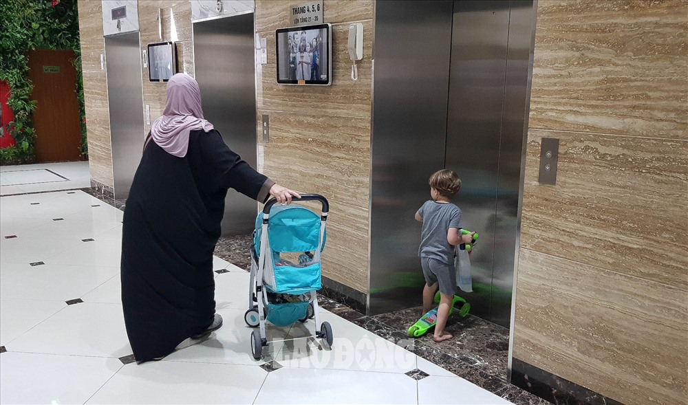 Theo cư dân tại đây, thiết kế kèm theo hợp đồng trước khi mua nhà, tất cả các tầng đều có 6 cửa thang máy, các thang đi thông từ tầng 1 đến tầng 35. Tuy nhiên khi nhận nhà, sự thật không phải như vậy.