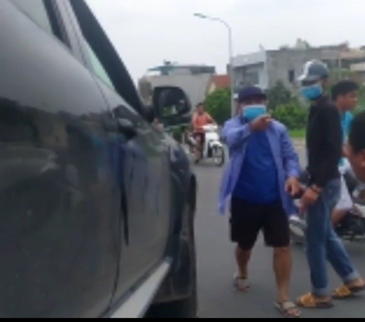 Đối tượng bịt mặt hung hãn chửi bới vào lao về phía phóng viên Báo Tuổi trẻ Thủ đô để tấn công.