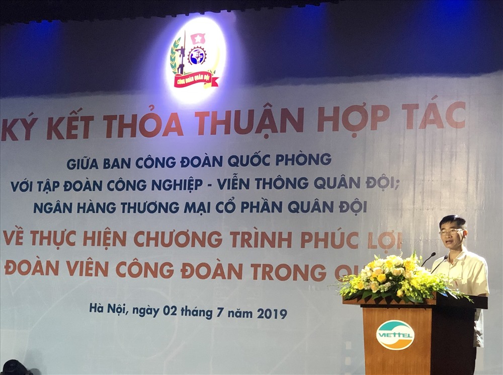 Phó Chủ tịch Tổng LĐLĐVN Trần Văn Thuật phát biểu tại buổi lễ. Ảnh: H.A
