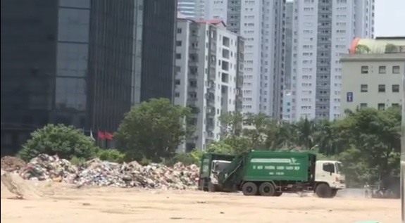Sau đó sẽ được đổ trực tiếp ra bãi đất trống cạnh Công viên Cầu giấy.