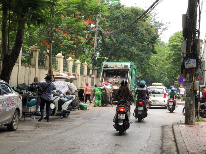 Xe đi gom rác tại một số địa điểm ở quận Cầu Giấy...