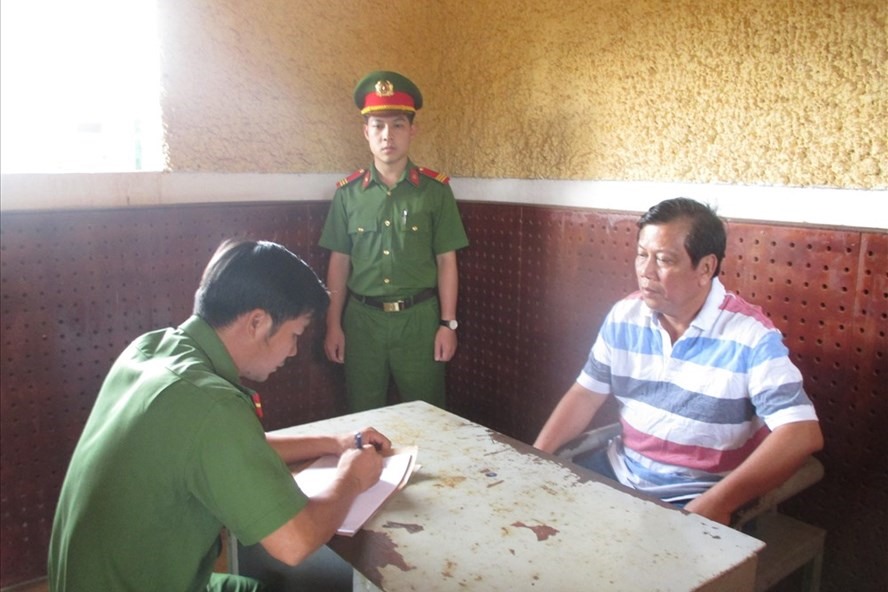 Trịnh Sướng bị công an bắt giữ vì liên quan đến đường dây sản xuất, tiêu thụ xăng giả. Ảnh: LX