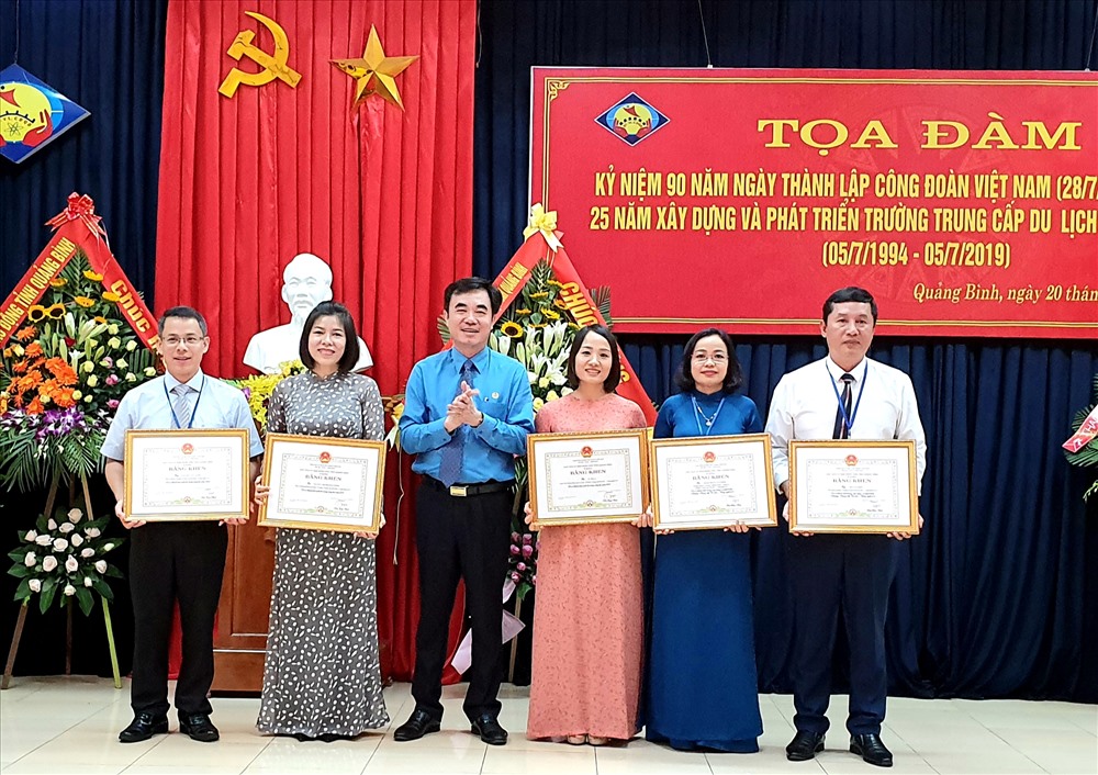 Trao bằng khen của UBND tỉnh cho các cá nhân xuất sắc. Ảnh: Lê Phi Long