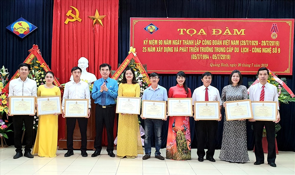 Ông Nguyễn Lương Bình trao bằng khen của LĐLĐ tỉnh cho các cá nhân xuất sắc. Ảnh: Lê Phi Long