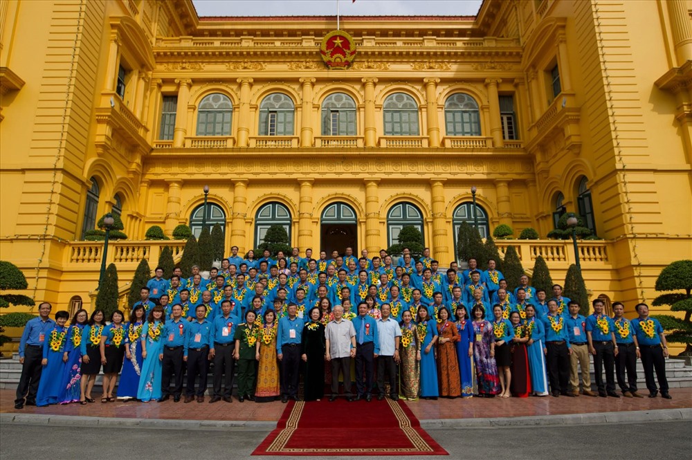 Các đại biểu chụp ảnh cùng Tổng Bí thư, Chủ Tịch nước Nguyễn Phú Trọng. Ảnh: Sơn Tùng