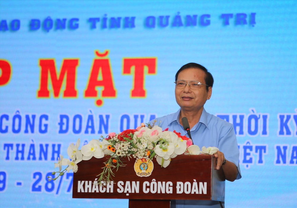 Đồng chí Lương Trung Thông - nguyên Chủ tịch LĐLĐ tỉnh Quảng Trị chia sẻ một số kỷ niệm về hoạt động công đoàn. Ảnh: Hưng Thơ.