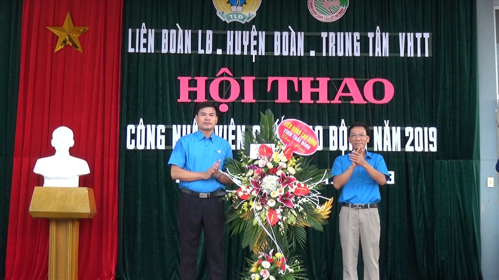 Lãnh đạo LĐLĐ tỉnh tặng hoa chức mừng hội thao. Ảnh: B.Mạnh
